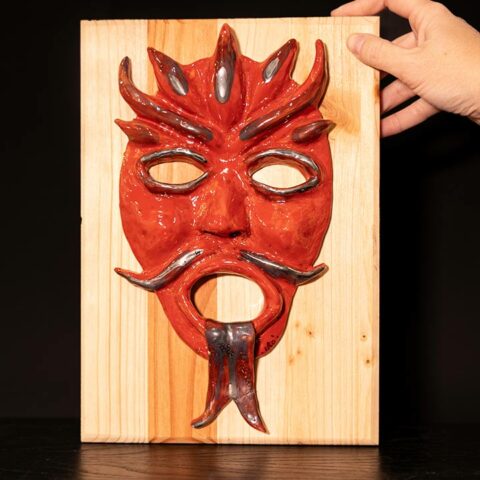 Maschera-apotropaica-con-dettagli-platino